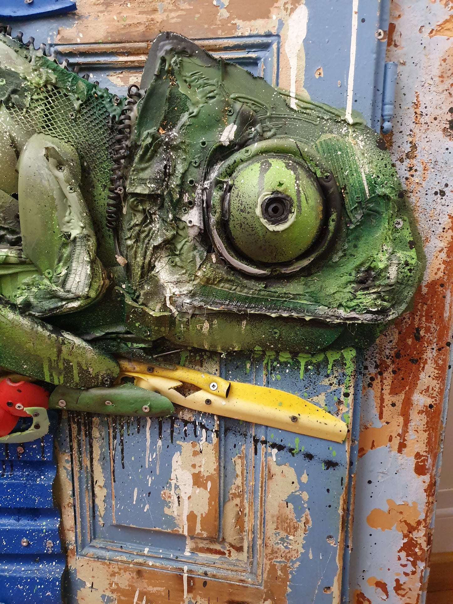 Camaleão, enorme escultura de Bordalo II